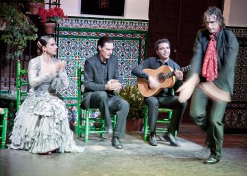 Traditional flamenco show and tapas tour in Seville