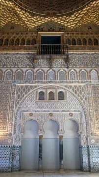Beat the lines cathedral and royal alcazar Seville