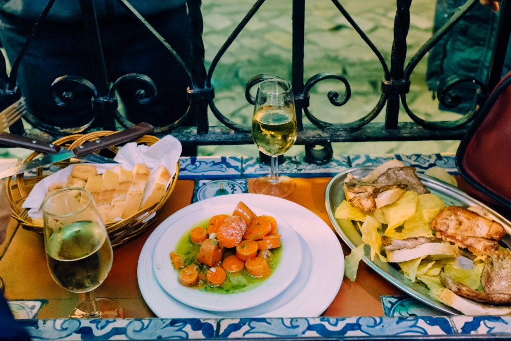 Traditional flamenco show and tapas tour in Seville