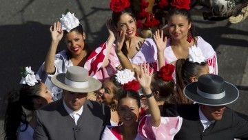 feria-de-abril-de-sevilla-2015-guia-para-no-perderse-entre-lunares-y-volantes