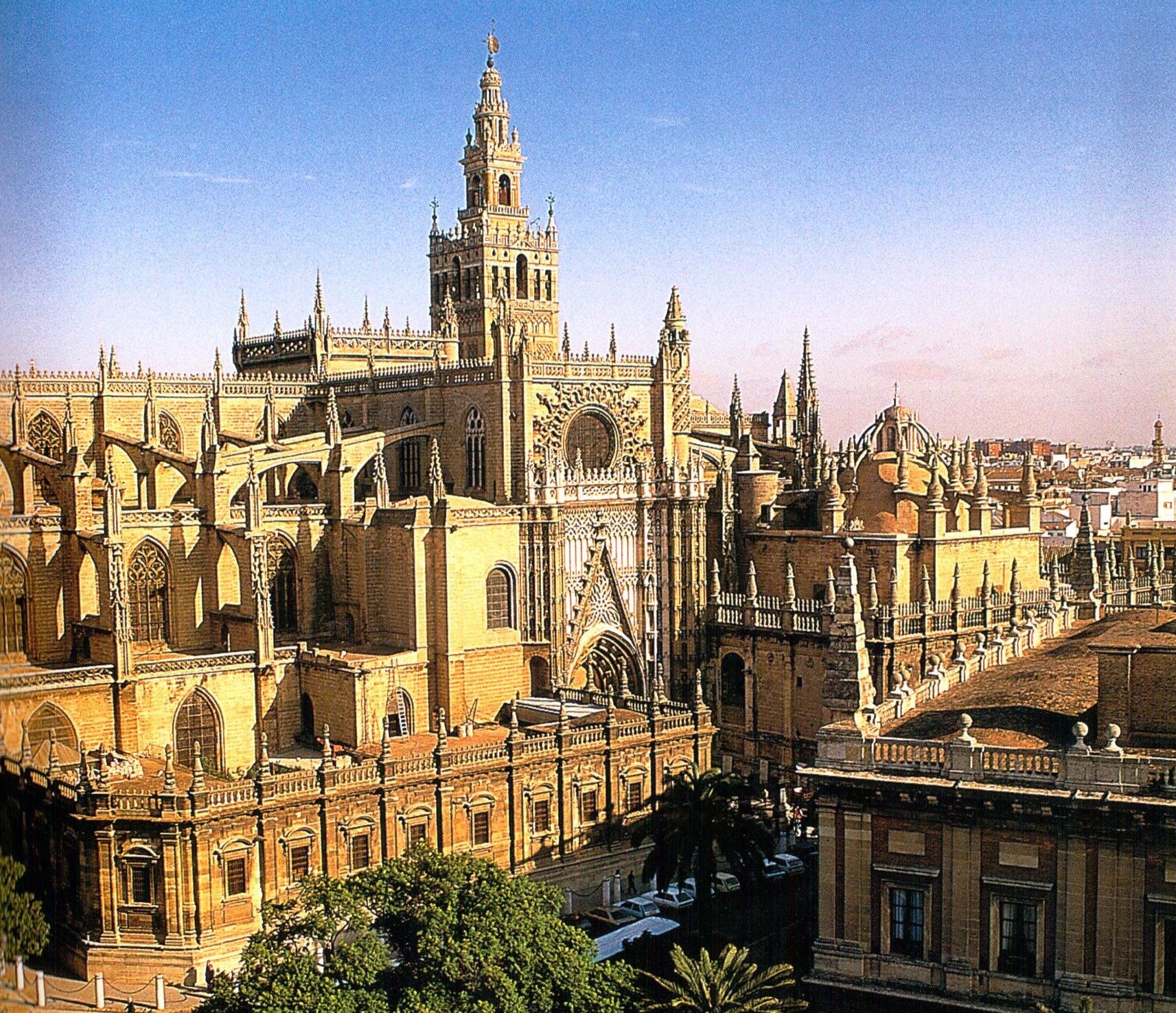 visit Sevilla cathedral on a luxury tour