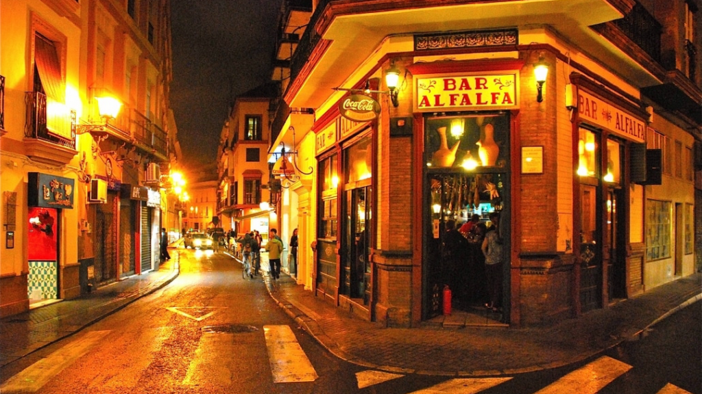 Bar Alfalfa at night near the Plaza de Alfalfa 