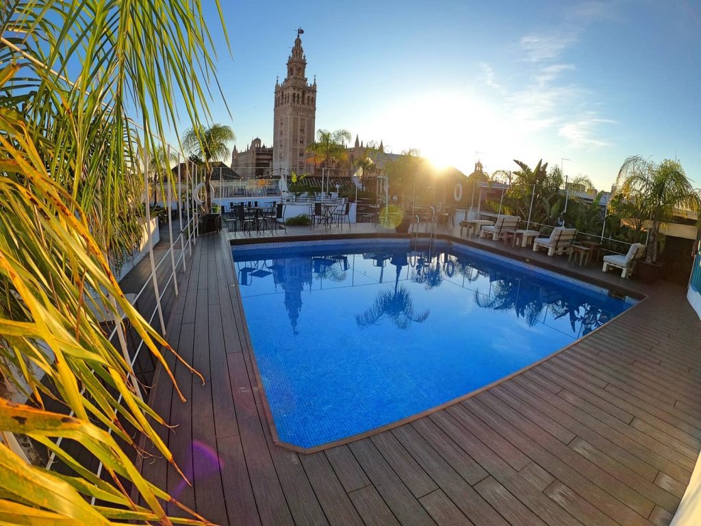Private walking tours in Seville through terraces
